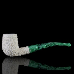 Puede incluir: Una pipa de fumar blanca y verde con una cazoleta texturizada y una boquilla curva.
