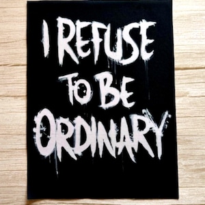 Puede incluir: Un juego de tres tazas de cerámica con acabado mate moteado. Las tazas son de color crema, gris claro y gris oscuro. Cada taza tiene un diseño simple y minimalista.