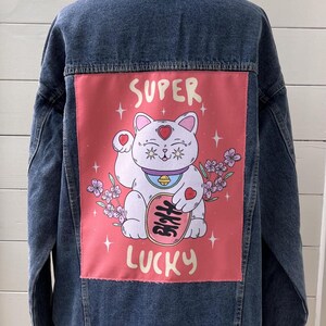Aangepast spijkerjack met Lucky Cat-illustratiestof patch, Maneki-Neko Japanse kat handgemaakte damesmode spijkerbroek.