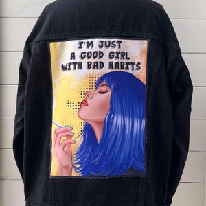 Op maat gemaakt spijkerjack: patch Girl with Bad Habits Pop Art