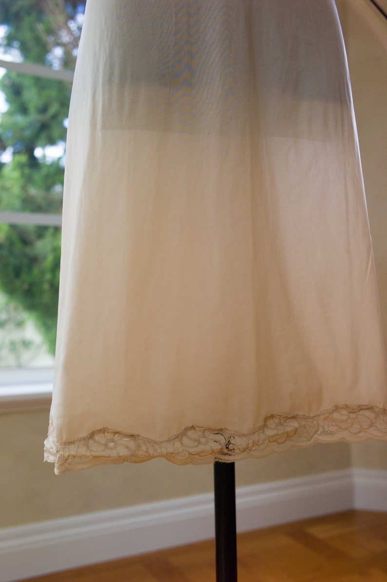 405 Vintage 1980s Nylon and Lace Half Slip Petticoat Underskirt in Caramel UK 18-20 US 14-16