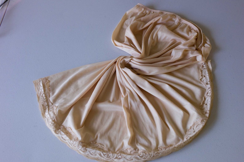 405 Vintage 1980s Nylon and Lace Half Slip Petticoat Underskirt in Caramel UK 18-20 US 14-16