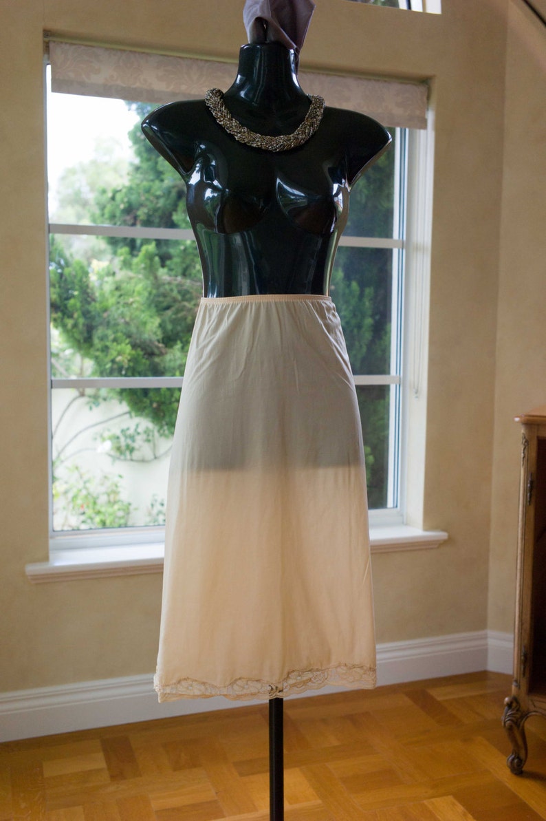 405 Vintage 1980s Nylon and Lace Half Slip Petticoat Underskirt in Caramel UK 18-20 US 14-16
