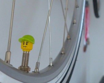 Tapones de válvula para bicicleta fabricados con piezas de personajes LEGO®; aptos para válvulas Presta/Sclaverand y Dunlop. 1 juego verde.