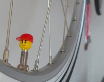 Tapones de válvulas para bicicletas fabricados con piezas de personajes LEGO®; compatibles con válvulas Presta/Sclaverand y Dunlop (1 juego en rojo)