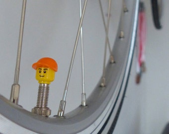 Tapones de válvulas para bicicletas fabricados con piezas de personajes LEGO®; compatibles con válvulas Presta/Sclaverand y Dunlop (1 juego en naranja)