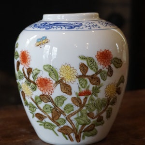 Vintage 1960s Chrysanthemum Ginger Jar - Chrysanthemum and Butterfly Ginger Jar