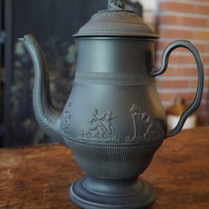 Antique  Wedgwood Basalt Ware Coffee Pot with Sybil Finial - 1785 Wedgwood Basalt Ware Coffee Pot - 18th-century Basalt