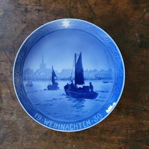 1930 Royal Copenhagen Weihnachten &quot;Fishing Vessels on the Way to Harbor&quot; Annual Christmas Plate Blue and White Porcelain German Version