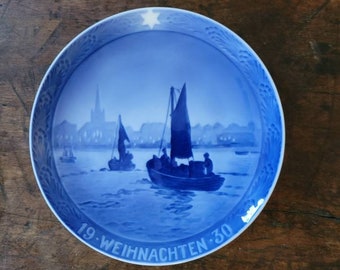 1930 Royal Copenhagen Weihnachten "Fishing Vessels on the Way to Harbor" Annual Christmas Plate Blue and White Porcelain German Version