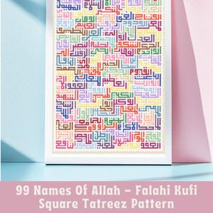 Op de afbeelding: Een digitale print van de 99 namen van Allah in een kleurrijk vierkant patroon. Het ontwerp is in Falahi Kufi-stijl, een type Arabische kalligrafie. De print is gelabeld "99 Namen van Allah - Falahi Kufi Square Tatreez Pattern" en "Digital Print PDF".