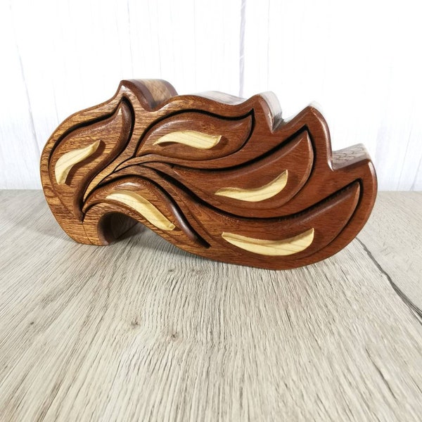 Cadeau idéal pour les amoureux de la nature, boîte en bois unique, boîte à bijoux de style rustique, organisateur de bureau, boîte de scie à ruban en forme d'arbre à vent, tiroir caché