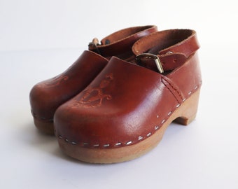 Cutest Brown 60s70s Tooled Leather Childrens Vtg. Clogs With Ankle Straps // Leather // Size 20 // Made In Denmark