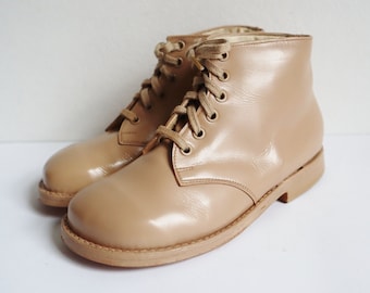 Bottes en cuir beige en forme de pied pour enfants DEADSTOCK des années 50 avec boîte d'origine// JUNIO par Haglunds// Taille 27// Unisexe