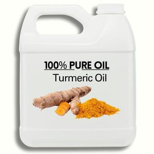 Könnte beinhalten: Weißer Behälter mit Griff, beschriftet mit "100% PURE OIL Turmeric Oil". Das Bild zeigt Kurkumawurzel und -pulver. Die Kurkumawurzel ist braun und orange, das Pulver leuchtend gelb-orange.