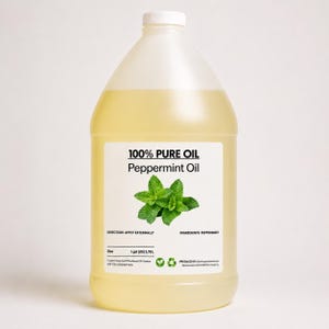 Puede incluir: Una garrafa grande de plástico translúcido llena de aceite de menta de color amarillo pálido. La etiqueta blanca presenta el texto 100% PURE OIL Peppermint Oil, una ilustración de hojas de menta verdes y el volumen de 1 gal (US) 3,78 L.