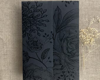 Papel vitela negro con estampado floral de peonías y bayas para invitaciones de boda de 5x7 pulgadas.