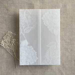 V48 Hortensia blanc, fleurs épanouies, vélin blanc imprimé à l'encre blanche translucide, pour carte de 5 x 7 pouces