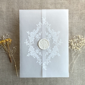 V101 Adelia French Floral Crest weiße Tinte gedruckte weiße transluzente Pergaminjacke für 13x18cm Karte