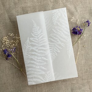 V13 Feuilles de fougère blanches Feuilles de fougère noires verdure du jardin botanique imprimées blanches translucides vélin wraps pour cartes de 5 x 7 pouces