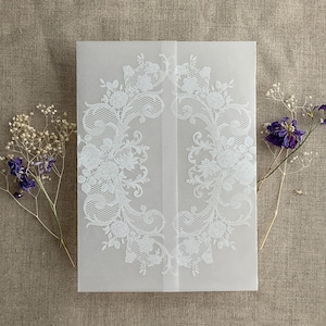 V41 Weißer Tintendruck auf weißer, transluzenter Pergaminjacke La belle roses für eine 13x18cm Karte