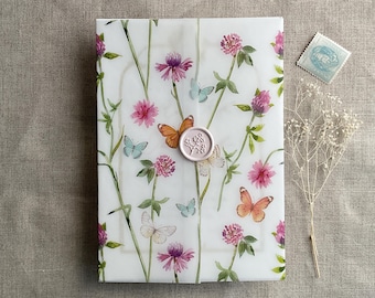 Papel vitela con diseño botánico de trébol silvestre y mariposa para invitaciones de boda de 5x7 pulgadas.