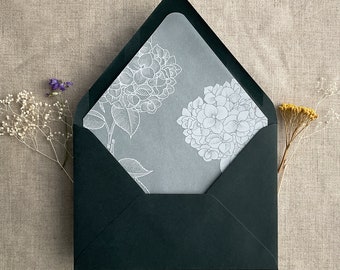 Forro de sobre de vitela de hortensias: Floral en tinta blanca, solapa europea A7