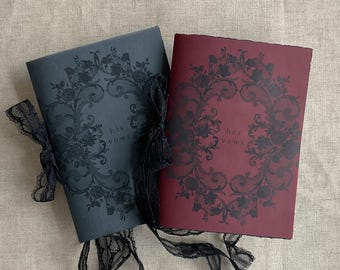 Libro de votos hecho a mano: cubierta romántica de vitela en color negro y burdeos con borde irregular.