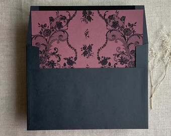Forros de sobres impresos Versailles Nocturne: Sobre de invitación A7 con solapa cuadrada, papel de color oscuro y melancólico.