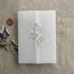 V21 Oval Jakobsmuschel eingerahmt weiße Blumen gedruckt weiße transluzente Pergamin Jacke wickeln passend für 5x7 Zoll-Karte