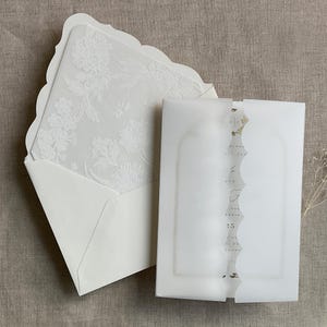 V116 Emberlin rebord festonné découpé au laser vestes en vélin vierges translucides blanches unies enveloppes en vélin pour carte de 5 x 7 pouces