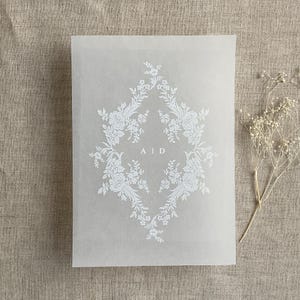 L100 gedruckt auf weißen, transluzenten Pergamin-Overlays für einen 5x7 Zoll Karten 10er PACK