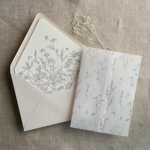 V4 Alison Wildblumen vertikale Anordnung weißes transluzentes Pergament für 5x7 Karte Pergament-Verpackungs-Vellum-Jacke gedruckt