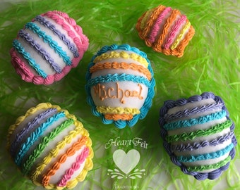 Ovos de Páscoa geométricos listrados em estilo vitoriano com efeito "peek-a-boo" - 3D, diorama, ovo panorâmico, caça aos ovos, presente retrô para cestas de Páscoa.