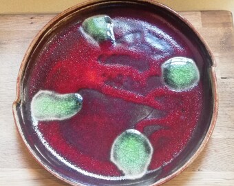 炻器の鮮やかなひび割れの赤い釉薬と緑のガラスの溶けた皿 - Etsy 日本