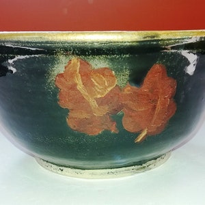 Delicious oakleaf-decorated ceramic bowl
