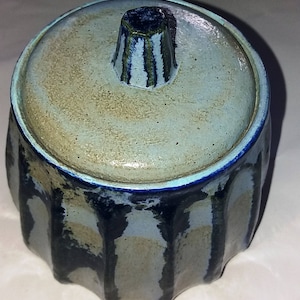 美しい緑と水色の溝が入った陶器の瓶