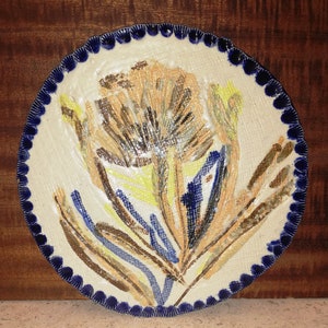 Gres dolce, fiore a mano libera e trivet decorato con foglie
