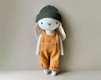 Lapin avec salopette et bonnet - Modèle de couture à téléchargement instantané, poupée en peluche DIY en lin ou coton biologique.