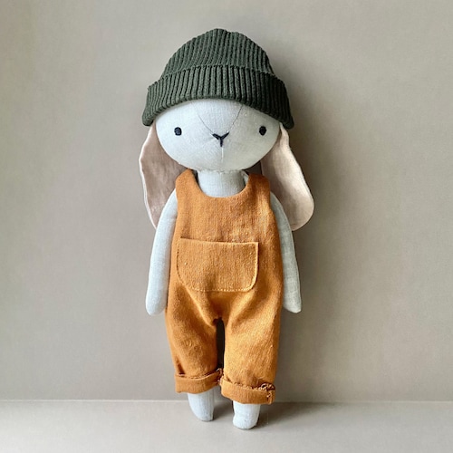 Lapin avec salopette et bonnet - Modèle de couture à téléchargement instantané, poupée en peluche DIY en lin ou coton biologique.