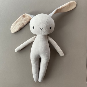 Lapin avec salopette et bonnet Modèle de couture à téléchargement instantané, poupée en peluche DIY en lin ou coton biologique. image 8