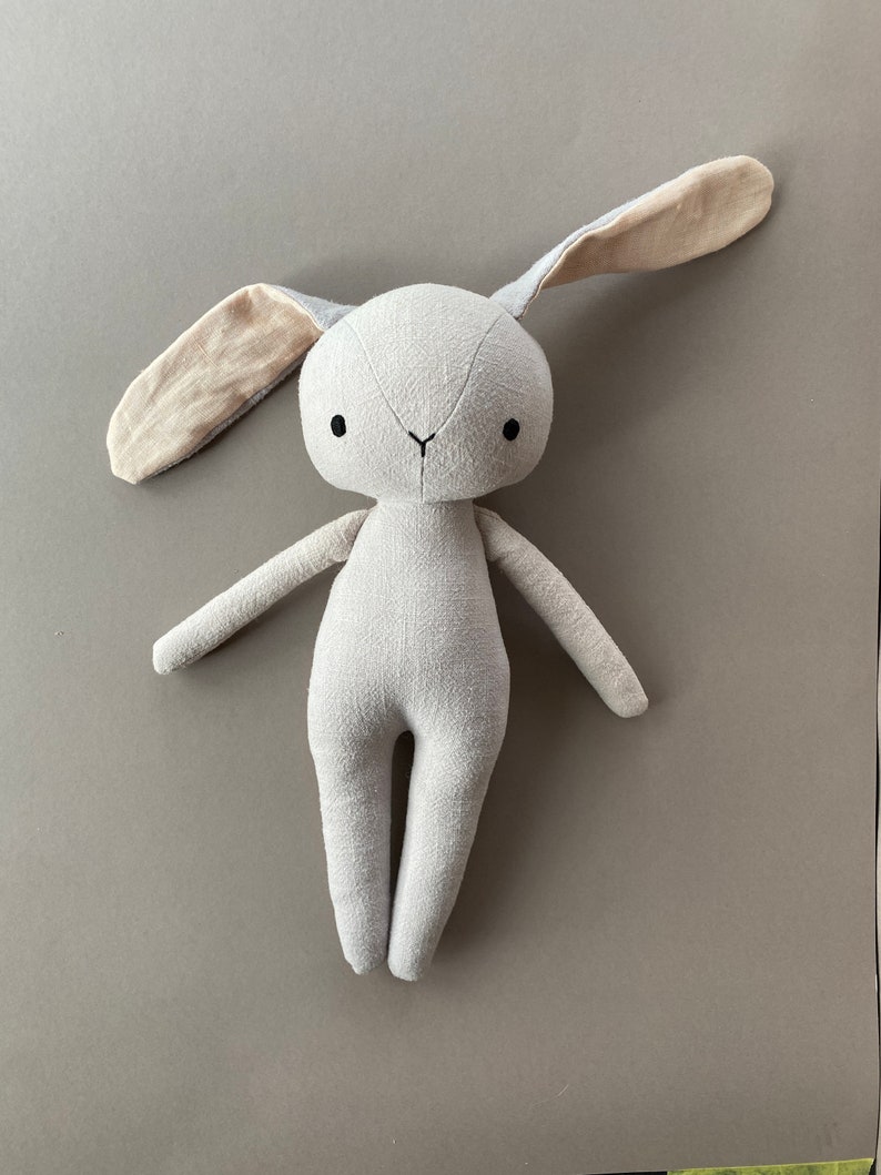 Lapin avec salopette et bonnet Modèle de couture à téléchargement instantané, poupée en peluche DIY en lin ou coton biologique. image 8