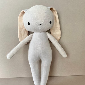 Lapin avec salopette et bonnet Modèle de couture à téléchargement instantané, poupée en peluche DIY en lin ou coton biologique. image 9