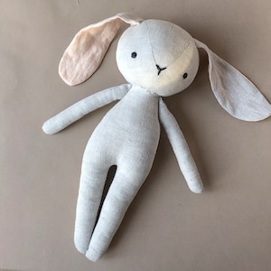 Lapin avec salopette et bonnet Modèle de couture à téléchargement instantané, poupée en peluche DIY en lin ou coton biologique. image 2