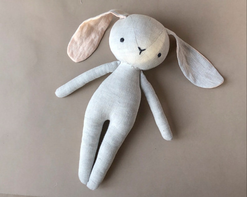 Lapin avec salopette et bonnet Modèle de couture à téléchargement instantané, poupée en peluche DIY en lin ou coton biologique. image 2