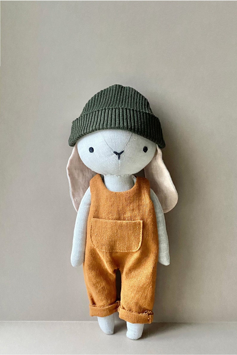 Lapin avec salopette et bonnet Modèle de couture à téléchargement instantané, poupée en peluche DIY en lin ou coton biologique. image 10