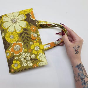 Couverture de livre réutilisable vintage à imprimé floral hippie | Protège-livres réglable en tissu | Cadeau respectueux de l'environnement pour les lecteurs | Fait main dans le Michigan