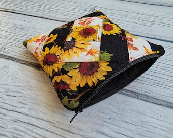 Bolsa de viaje para cosméticos hecha a mano con cremallera y diseño de patchwork acolchado.