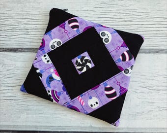 Bolsa de viaje para cosméticos hecha a mano con cremallera y diseño de patchwork acolchado.