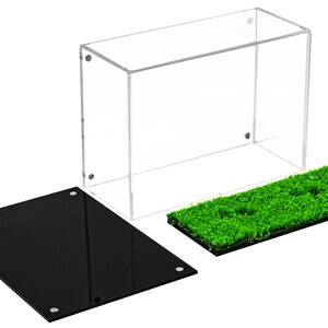 Op de afbeelding: Een transparante acryl display case met een zwarte basis en een groene kunstgras basis. De case is open en de basis is gescheiden.